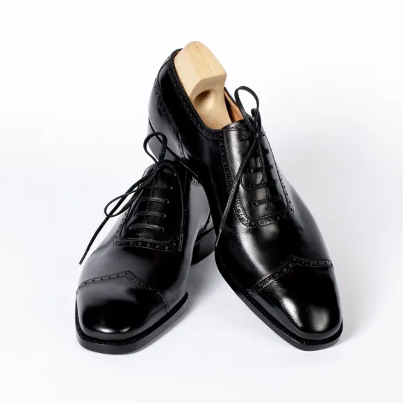 Black "V-Cap" Oxfors Made Of Hand-Colored Calfskin