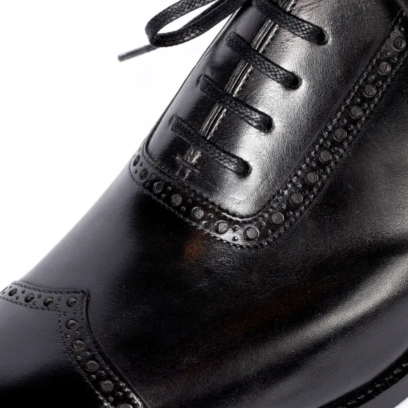 Black "V-Cap" Oxfors Made Of Hand-Colored Calfskin